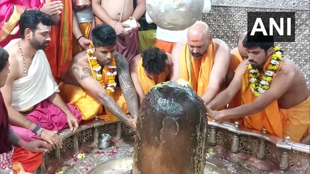 IND vs NZ 3rd ODI: Team India prays for Rishabh Pant's speedy recovery at Mahakaleshwar Temple