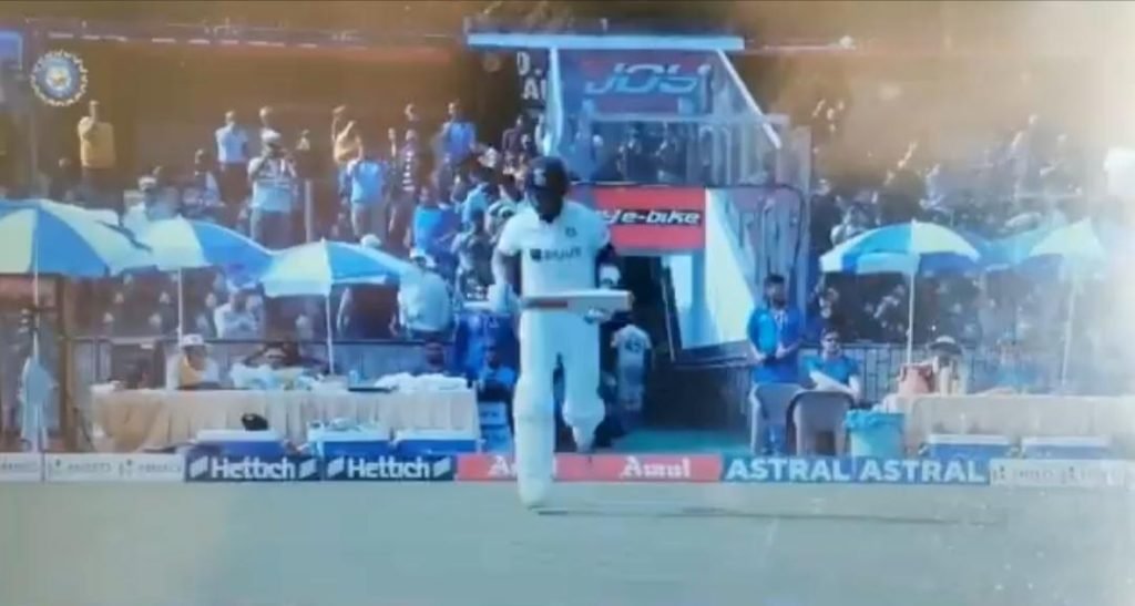 WATCH: Crowd went crazy when 'Local Boy' Virat Kohli entered the ground to bat on Day 2