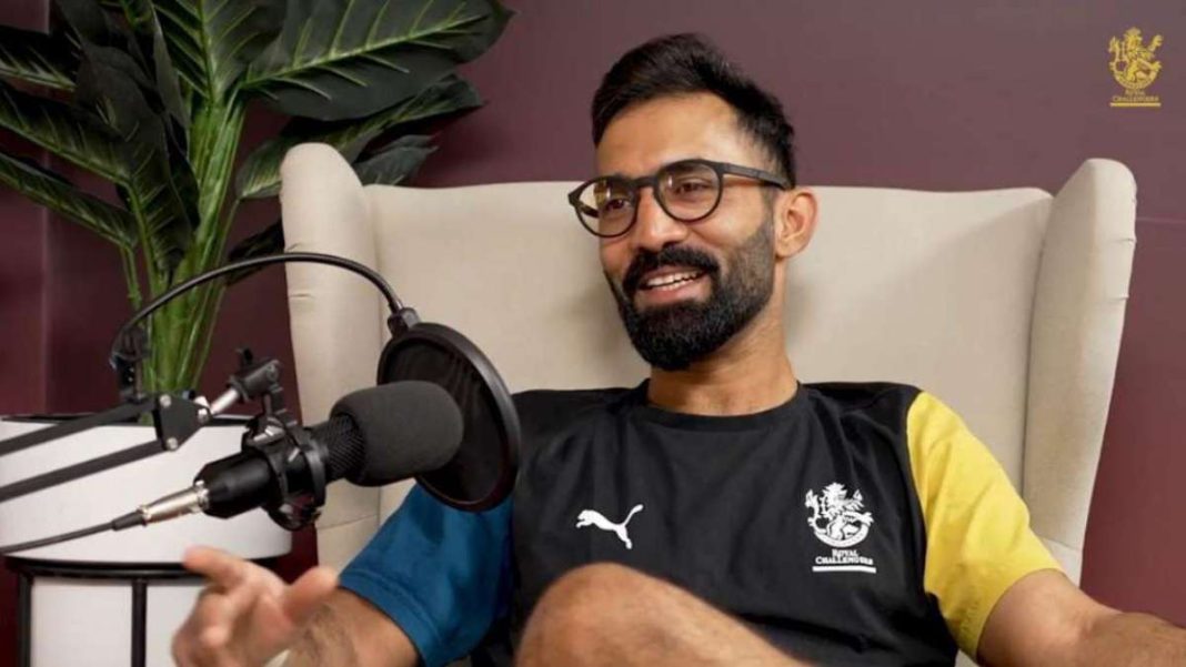 Dinesh Karthik receives high praise from MS Dhoni for his commentary skills: 