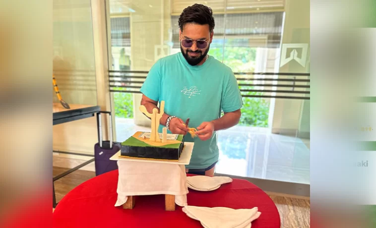 Rishabh Pant Celebrates MS Dhoni's 42nd Birthday by Cutting a Cake on His Behalf