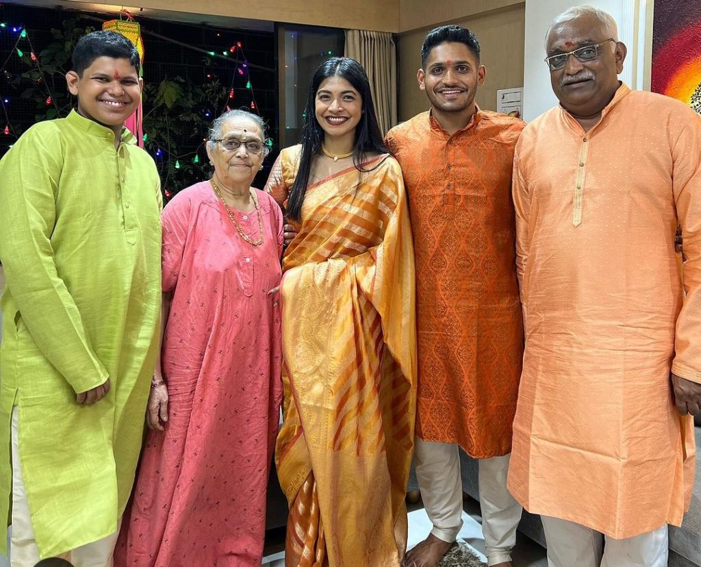 Tushar Deshpande Family- Father, Mother, Siblings